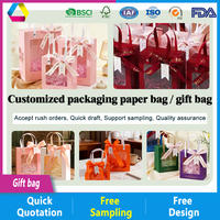 Sacs cadeaux de luxe en papier blanc ODM OEM avec fermeture magnétique, poignées et gaufrage, réutilisables et recyclables pour mariages, fêtes prénatales et baby showers