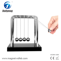 Vente flash, pendule en métal de haute qualité, berceau de Newton et cadeau promotionnel, billes magnétiques de Newton pour la décoration de la maison