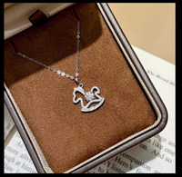Collier élégant en forme de cheval avec micro-pavé de diamants, idéal pour un usage quotidien