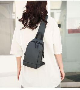 Bolso de pecho antirrobo multifuncional, bolso cruzado resistente al agua para hombres, para desplazamientos diarios - Product Image 1