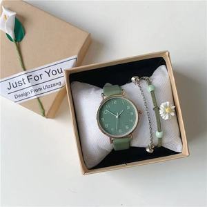 <span class=keywords><strong>Montre</strong></span> à quartz pour <span class=keywords><strong>femme</strong></span> en cuir, tendance et abordable, étanche, style rétro, bracelet, collection 2026, vente chaude - Product Image 1