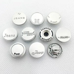 Prix bon marché fournir personnalisé Misty Silver Brand Logo bouton en denim métal surélevé en stock de jeans