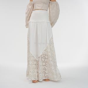 กระโปรงยาวแฟชั่นฤดูร้อนปี 2025 สำหรับผู้หญิง กระโปรงเอวสูงทรงสม็อค ลายดอกไม้สีขาวสดใส - Product Image 1