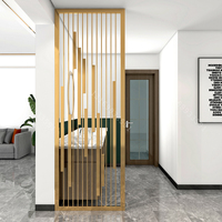 Paravent vertical minimaliste en nickel brossé, alliant intimité et esthétique pour les intérieurs modernes