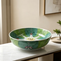 Grand bol de service en céramique artisanale, motif floral vif en feuilles de bananier, parfait pour centre de table ou collection d'art