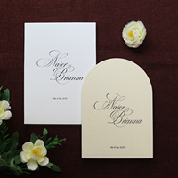 Ensemble d'invitations de mariage en folio à couverture rigide en forme d'arche, en papier épais de coton, avec impression typographique et pliage en velours
