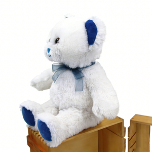 Oso Polar de Peluche Blanco con Lazo Azul y Patas Azules Sentado sobre un Bloque de Madera - Product Image 2