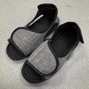 Sandalias Ortopédicas Ligeras y Ajustables para Hombre, Zapatos de Casa de Verano con Características Antideslizantes y de Amortiguación - Product Image 1