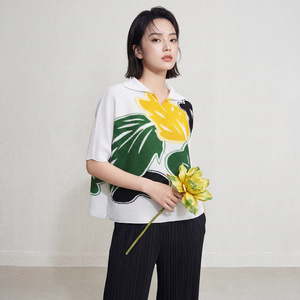 PY 2026 Haut plissé décontracté Miyake à col polo, imprimé floral large, coupe ample, manches courtes, vente en gros de vêtements en vrac - Product Image 4