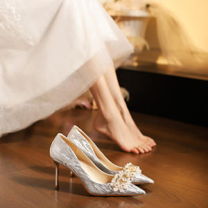 Chaussures élégantes pour les occasions festives, style cuir verni - escarpins noirs à bout pointu en soie avec sandales pour femmes - Product Image 3