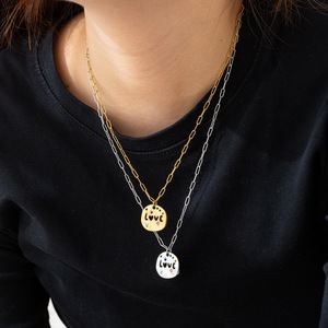 Collana con Ciondolo a Forma di <span class=keywords><strong>Lettera</strong></span> d'Amore <span class=keywords><strong>per</strong></span> la Festa della Mamma e <span class=keywords><strong>San</strong></span> <span class=keywords><strong>Valentino</strong></span>, Gioiello in Acciaio Inossidabile con Cerchio Irregolare Colorato <span class=keywords><strong>per</strong></span> <span class=keywords><strong>Lei</strong></span> - Product Image 3