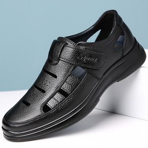 Sandales plates perforées pour hommes, en cuir de vache noir, fermeture Velcro, semelle souple respirante, antidérapante, pour personnes d'âge moyen et âgées - Product Image 1