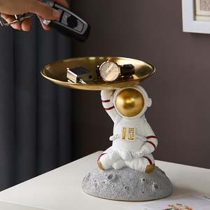 Statue d'astronaute en résine d'Europe du Nord, support de rangement pour clés, figurine d'astronaute moderne, plateau de rangement de bureau, accessoires de décoration intérieure - Product Image 2