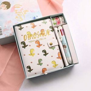 ชุดของขวัญเครื่องเขียนน่ารักจากจีน ทำจากหนังรักษ์โลก ประกอบด้วยสมุดโน้ต/ปากกาลูกลื่น 8 สี/เทป/สติกเกอร์ เหมาะสำหรับนักเรียน - Product Image 4