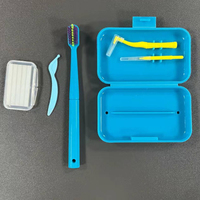Kit de soins bucco-dentaires orthodontiques de poche 4-en-1, brosse à dents portable avec nettoyeur de bretelles et étui en PP, prend en charge l'impression de logo personnalisé