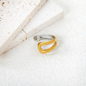 แหวนเรขาคณิตสองสี ทอง 18k ลายฉลุแบบไม่สมมาตร เครื่องประดับสำหรับทุกเพศ เหมาะสำหรับเป็นของขวัญ - Product Image 3