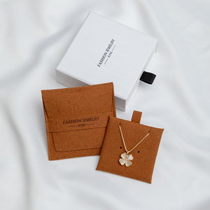 Sacs d'emballage pour bijoux en microfibre personnalisés 8*8CM, pochettes pour pendentifs et boucles d'oreilles avec logo en relief - Product Image 2