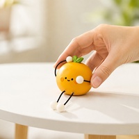 Figurine en résine d'orange mandarine de style dessin animé avec bras et jambes pendantes, petite sculpture ludique pour la décoration d'étagère de salon