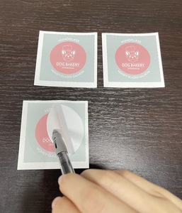 Étiquettes personnalisées avec logo imprimé pour l'emballage, autocollants en <span class=keywords><strong>PVC</strong></span> vinyle imperméables, impression d'étiquettes sur rouleau de papier, autocollants ronds - Product Image 1