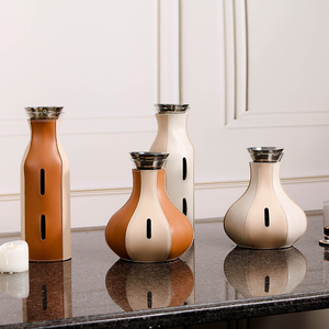 न्यूनतम घर सजावट ग्लास केटल और कप सेट pu चमड़े के कप को ठंडे पानी कार्यालय या घरेलू उपयोग के लिए आस्तीन - Product Image 1