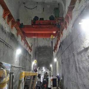 Pont roulant industriel robuste pour la manutention de matériaux dans les tunnels miniers, faible hauteur libre - Product Image 2