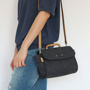 <span class=keywords><strong>Borsa</strong></span> a tracolla Messenger elegante in feltro di grafite in <span class=keywords><strong>edizione</strong></span> <span class=keywords><strong>limitata</strong></span> con manico in legno - Product Image 3