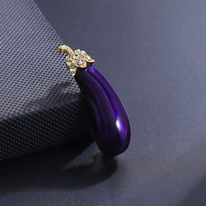 Broches de luxe pour femmes Weiman en forme d'aubergine violette, ornées de strass et de cristaux, plaquées or, personnalisables, par des designers - Product Image 3