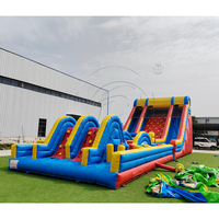 Château gonflable géant commercial avec double toboggan et parcours d'obstacles pour enfants et adultes, avec souffleur d'air