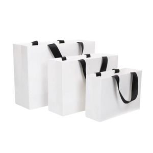 Sacs en papier kraft de luxe en gros avec logo personnalisé, impression sérigraphique, poignées en ruban pour l'emballage de vêtements, chaussures et chaussettes - Product Image 1