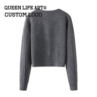 Pull à capuche pour femme de style preppy Verdant Strokes, avec décoration boutonnée et logo positionné sur le devant