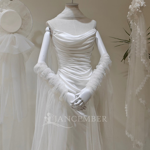 Vestido de Novia Sirena LY140 Moderno Vintage con Escote Redondo, Satén Color Marfil, Volantes, Bordado Floral de Encaje, Aplicaciones de Cristal y Cola Capilla de Encaje - Product Image 1