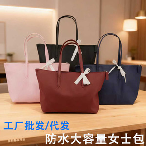 Bolso Tote Impermeable de Mujer Estilo Cocodrilo Francés, Gran Capacidad, Ligero, Sencillo, para el Día a Día, con Lazo a Rayas, Negro, Primavera 2025 - Product Image 5