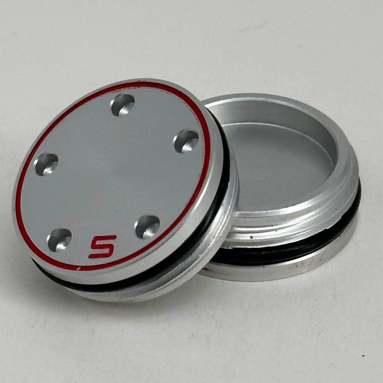 1 ชิ้น สีเงินพร้อมวงแหวนสีแดง น้ำหนัก 5 กรัม