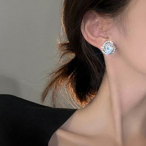 Orecchini a lobo scintillanti con pavé completo a forma di rosa per donna, eleganti gioielli floreali per le orecchie - Product Image 4