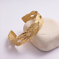 Bracelet ouvert élégant en acier inoxydable plaqué or 18 carats, style cour, texture martelée en relief, tendance