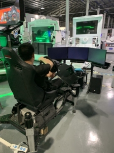 Máquina de grúa de tres pantallas con simulación de conducción de seis ejes, juego de carreras de coches operado con monedas metálicas, simulación de seguridad vial, 1 año - Product Image 3