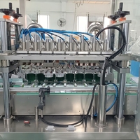 Ligne de production entièrement automatique à remplissage à chaud pour baumes, rouges à lèvres, cires et onguents, avec tunnel de congélation et capsuleuse à positionnement visuel