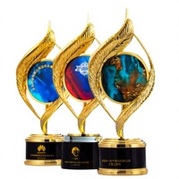 Nouveau style de trophée en cristal coloré créatif, gravé au laser, design durable, idéal pour les réunions annuelles d'entreprise, les salons professionnels, les cadeaux de bienvenue