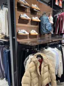 Magasin de vélo personnalisé chaussures baskets vêtements et sac magasin aménagement intérieur présentoir - Product Image 3