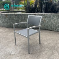 Chaise de salle à manger de cour moderne contemporaine chaise de jardin en plastique et bois avec cadre en aluminium pour restaurant à l'extérieur