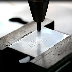 Machine de marquage laser à fibre Guangzhou Maqing, modèle de table, à impulsions, haute précision pour le marquage des métaux - Product Image 2