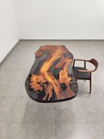 Table basse en bois exotique avec bord vif et résine époxy pour bar à domicile et repas