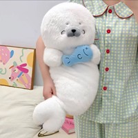 Peluche mignonne de phoque blanc avec bonnet de nuit, oreiller Kawaii, animal en peluche de chien de mer dormant, poupée douce, oreiller en peluche de lion de mer pour enfants