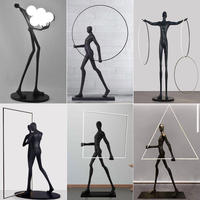 Lampe sur pied en résine noire pour intérieur, sculpture d'homme, art créatif, sculpture humaine, lampe d'angle pour salon, villa, escalier