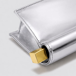 Nuova Collezione 2026: Borsa <span class=keywords><strong>Clutch</strong></span> <span class=keywords><strong>Argento</strong></span> con Bordo Arrotolato, Lussuosa Borsa da Sera Metallizzata Pieghevole con Tracolla a Catena per Donne, Ideale per Feste - Product Image 6