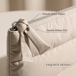 Bolsa de Maquillaje Acolchada Personalizada, Bolsa de Cosméticos Portátil con Cierre Decorativo, Organizador de Viaje Resistente al Agua para Mujer - Product Image 4