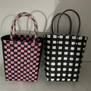 प्लास्टिक आयताकार बुना बैग ग्रीष्मकालीन फैशन समुद्र तट बैग को खोखला कर देता है, विभिन्न पैटर्न वाला हैंडबैग, रंगीन डिज़ाइन वाला हैंडबैग