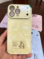 La nueva funda con diseño de concha y lente con patrón, viene con una película protectora para la lente y es anticaída.