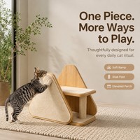 Meuble pour chat en bois nordique et sisal, griffoir triangulaire moderne, perchoir surélevé et station de repos