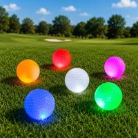 Balles de golf LED lumineuses activées par l'impact, 6 couleurs vibrantes, plus de 50 heures d'autonomie, anti-éblouissement, conception 3 couches pour la pratique nocturne et le plaisir